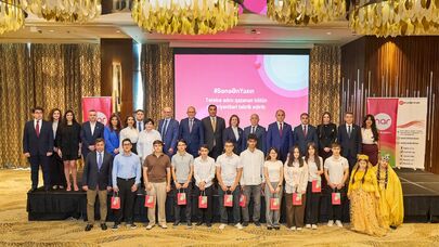 “Nar” ilin ən uğurlu abituriyentlərini mükafatlandırdı - Fotolar