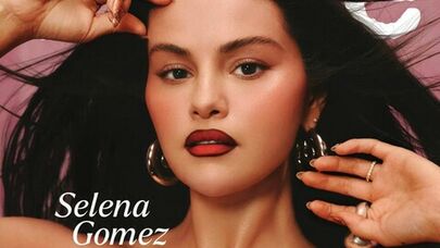 Selena Qomez dərin dekolteli mini libasda poza verdi - VİDEO