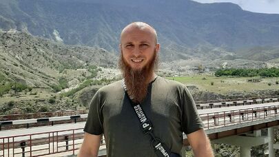 Qızını zorlayan məşhur çoxarvadlı istintaq qarşısına çıxır