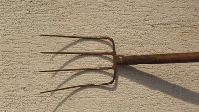 26 yaşlı qadın onu boğmağa çalışan keçmiş sevgilisini yaba ilə döydü