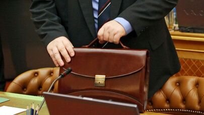 Məşhur deputat axtarışa verildi