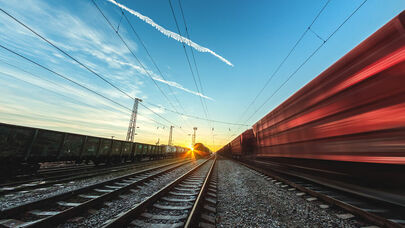 İki qatar relsdən çıxdı, ölən var - VİDEO