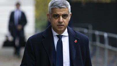 Sadiq Xan Trampı ittiham etdi