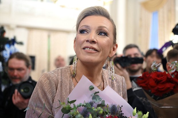 Zaxarova Nuriyevlə duet oxudu