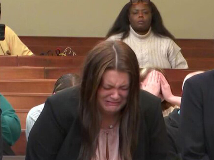 Gözəllik kraliçası sevgilisinin oğlunu öldürdü - Ömürlük həbs olundu