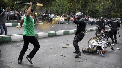 İranda vəziyyət gərginləşir: 2 etirazçı, 1 polis öldürüldü