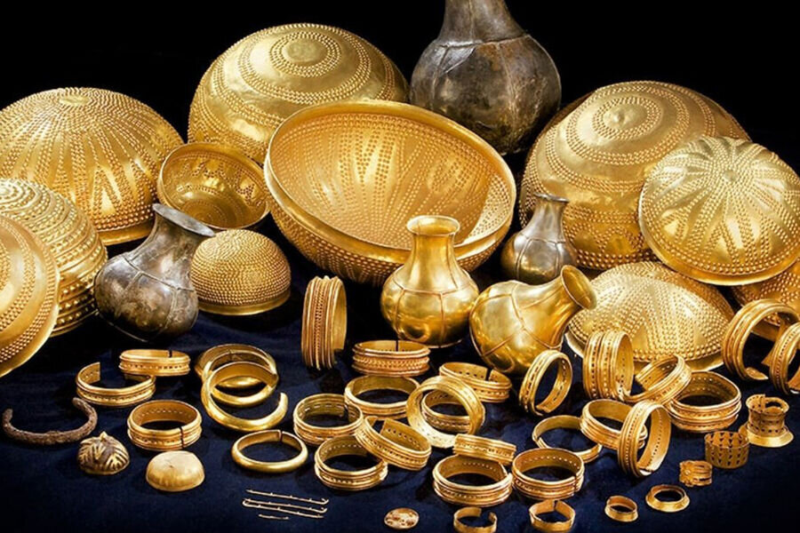 Xəzinədə “göydən gələn” metal aşkarlandı