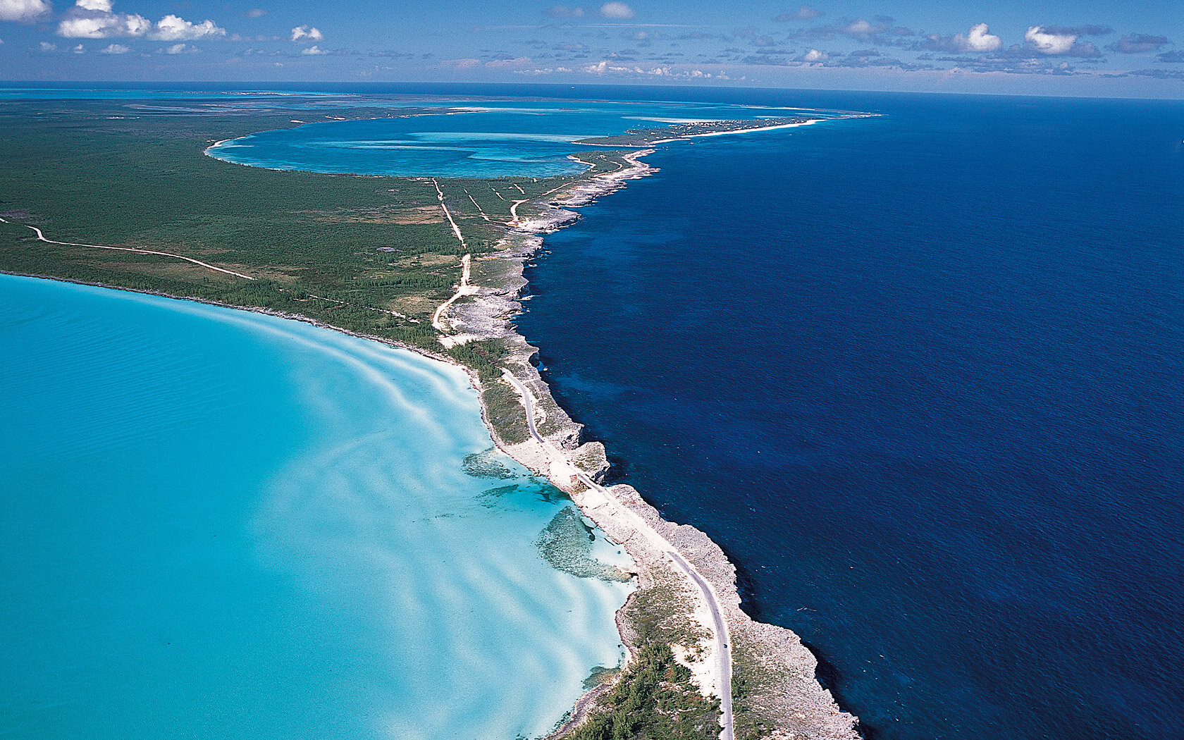 Biri tünd mavi, digəri isə firuzəyi