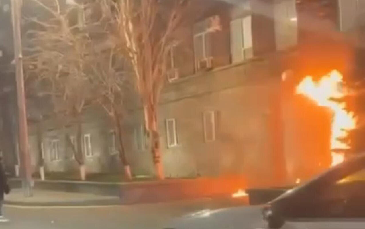 İrəvanda MTX-nin binasına “Molotov kokteyli”nin atıldığı anlar