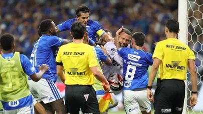 Futbol tarixində belə dava olmayıb: Bütün oyunçular bir-birinə girdi - Video