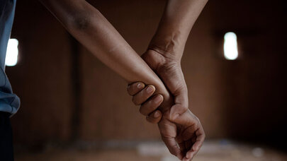 Baba nəvəsinə xəsarət yetirdi - Gəlini polisə şikayət etdi