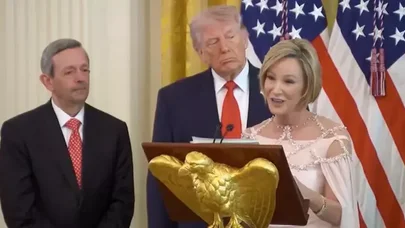 Trampın müşavirindən mübahisəli açıqlama: Eynilə İsa kimi