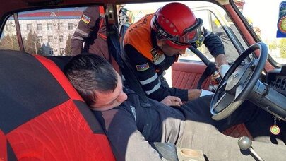 Maşında sıxılı vəziyyətdə qalan sürücü xilas edildi - VİDEO