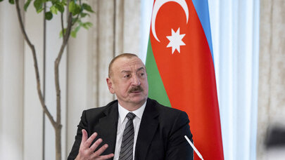 Prezident Tiflisdə Heydər Əliyevin abidəsini ziyarət etdi