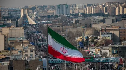 İrandan dəhşətli qərar: Sənət adamlarından, gənclərdən "canlı zəncir" yaradır