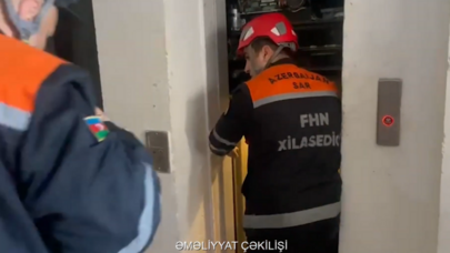 Liftdə köməksiz vəziyyətdə qalan şəxs xilas edildi - VİDEO