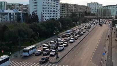 Paytaxt yollarında tıxac yarandı - SİYAHI