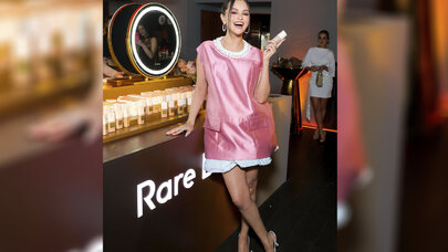 Selena Qomez muncuqlu mini donu ilə göz qamaşdırdı - Foto