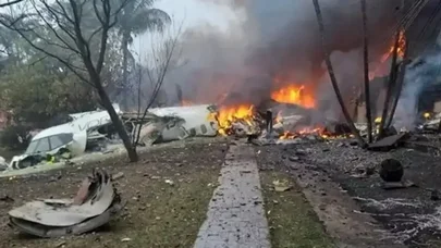 Təyyarə yaşayış binasına çırpıldı: ölənlər var