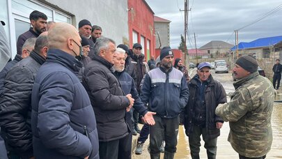 Abşeronun icra başçısı yağışın problem yaratdığı ərazilərdə sakinlərlə görüşdü - FOTOLAR
