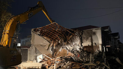 Keşlədə kollektorun üzərində tikilən ev sökülür - Video