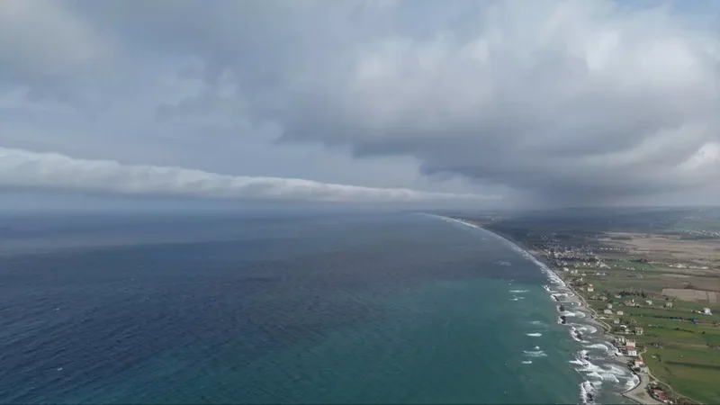Qara dəniz üzərində qeyri-adi bir bulud peyda oldu - FOTO