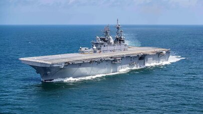 İran ABŞ hərbi gəmisini vurdu: 5 min dənizçi...