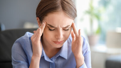Tez-tez baş verən baş ağrılarının gözlənilməz səbəbləri AÇIQLANDI