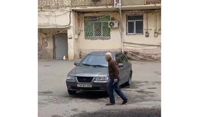 Uşaqlara bıçaqla hücum edən yaşlı kişi kimdir? - VİDEO