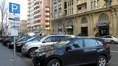 Bakıda atasının maşınında oynayan uşaqlar faciəyə səbəb oldu - ÖLƏN VAR