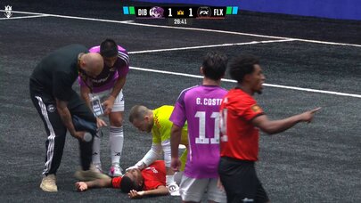 Qapıçı ayağı ilə rəqib futbolçunun başına zərbə vurdu - VİDEO