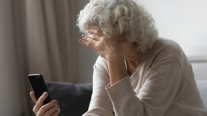 Fırıldaqçılar yaşlı qadının yarım milyon manatını oğurladı