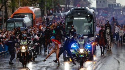 "Real"ın oyunundan əvvəl insident: Görün çılpaq azarkeş nə etdi - VİDEO