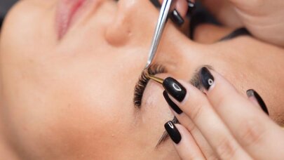 Süni kirpiklər ağır xəstəliyin simptomlarını gizlətdi