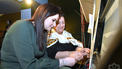 Litvanın Baş naziri Bakıda xalça toxudu - FOTO