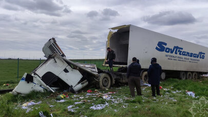 Ödənişli yolda qarpız dolu TIR aşdı - Fotolar