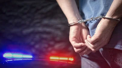 62 yaşlı kişi polis bölməsini yandırmağa çalışdı - Video