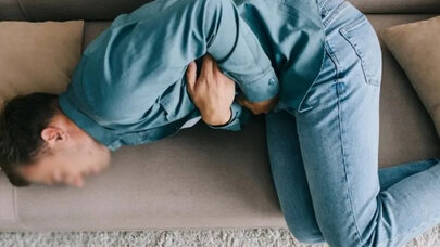 Qayınata təpiklə vurub kürəkəninin bağırsağını partlatdı