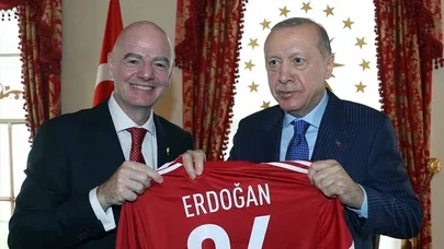 İnfantino Ərdoğana imzalı forma hədiyyə etdi - Foto