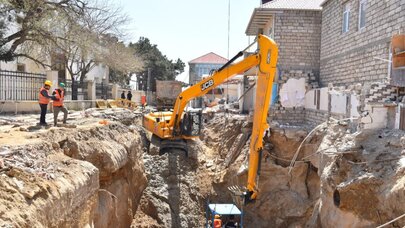 Üzərində evlər tikildiyinə görə çökən kollektorun qəzalı hissəsi dəyişdirilir - Video