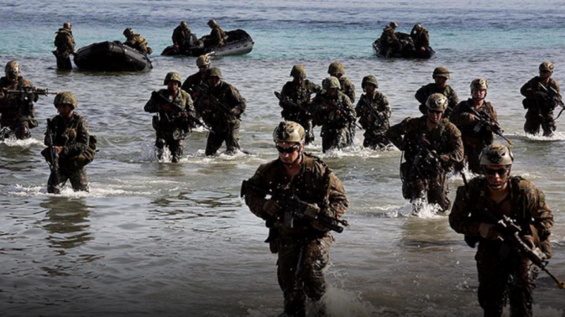 İrana ağır zərbə: ABŞ ordusu Hörmüzü blokadaya almağa başladı