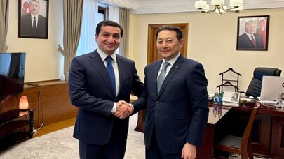 Hikmət Hacıyev Kayrat Sarıbayla AQEM sammitini müzakirə etdi