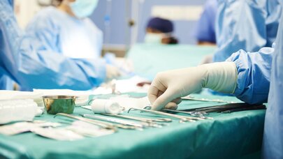 Tanınmış klinikada xəstə əməliyyat zamanı öldü: Cərrah saxta imiş