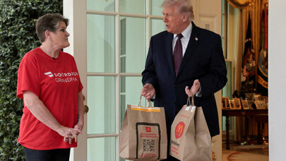 Trampın "McDonald's" kuryerinə nə qədər bəxşiş verdiyi bilindi - Foto