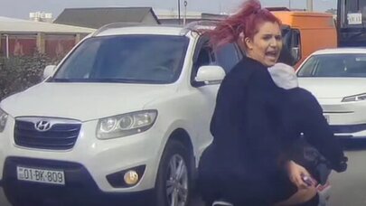 Gənc qızlar yolda elə hərəkətlər etdi ki... -  Bakıda ŞOK OLAY / VİDEO
