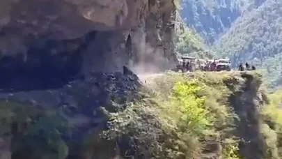 Nəhəng qaya parçası avtomobil yoluna düşdü - VİDEO