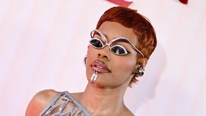 "Dünyanın ən seksual qadını" festivalda: Bütün gözlər ona dikildi - FOTOLAR