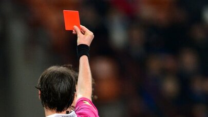 Matçda maraqlı hadisə: Hakim belə biabır oldu