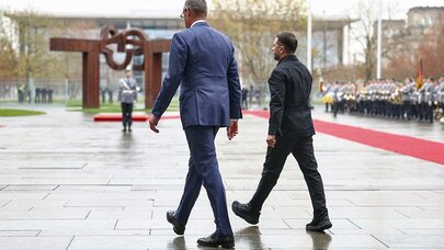 Zelenskinin Berlin səfərindən xatirə: Hamı ondan danışır - VİDEO