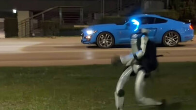 Qaban ovlayan robot internet ulduzuna çevrildi - VİDEO